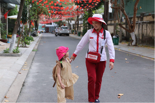 "Yakult Lady xin ch&agrave;o!" &ndash; G&otilde; cửa một c&ocirc;ng việc ph&ugrave; hợp cho phụ nữ sau tuổi 30 - Ảnh 2.