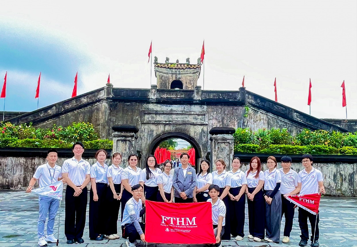 Đi để học nghề: Sinh vi&ecirc;n ng&agrave;nh du lịch UEF kiến tập từ Việt Nam ra khu vực - Ảnh 1.