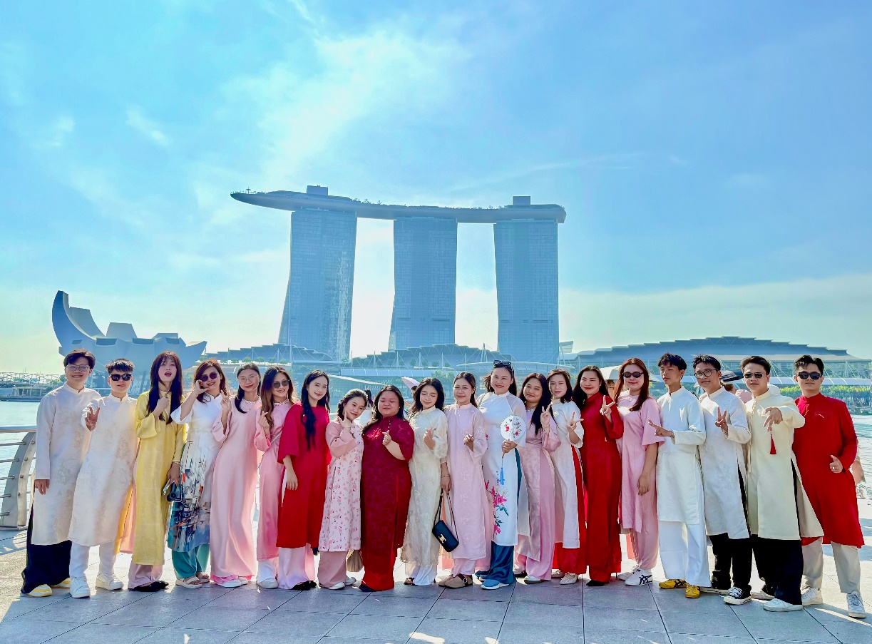 Đi để học nghề: Sinh vi&ecirc;n ng&agrave;nh du lịch UEF kiến tập từ Việt Nam ra khu vực - Ảnh 2.