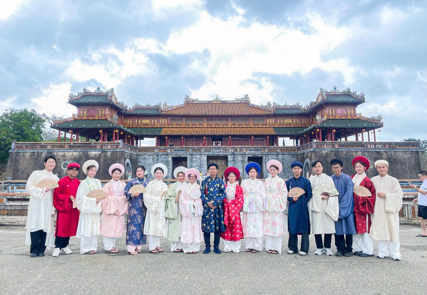 Đi để học nghề: Sinh vi&ecirc;n ng&agrave;nh du lịch UEF kiến tập từ Việt Nam ra khu vực - Ảnh 3.