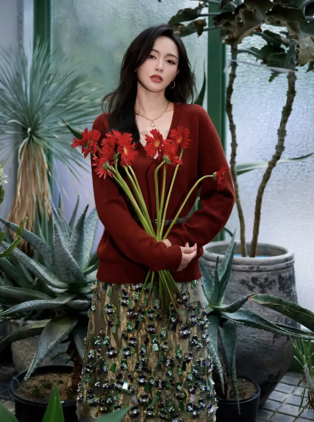 Chẳng cần cầu kỳ, cứ l&ocirc;i &aacute;o dệt kim v&agrave; ch&acirc;n v&aacute;y ra diện l&agrave; giấu nhẹm khuyết điểm, h&oacute;a "n&agrave;ng thơ" trong v&ograve;ng một nốt nhạc! - Ảnh 5.