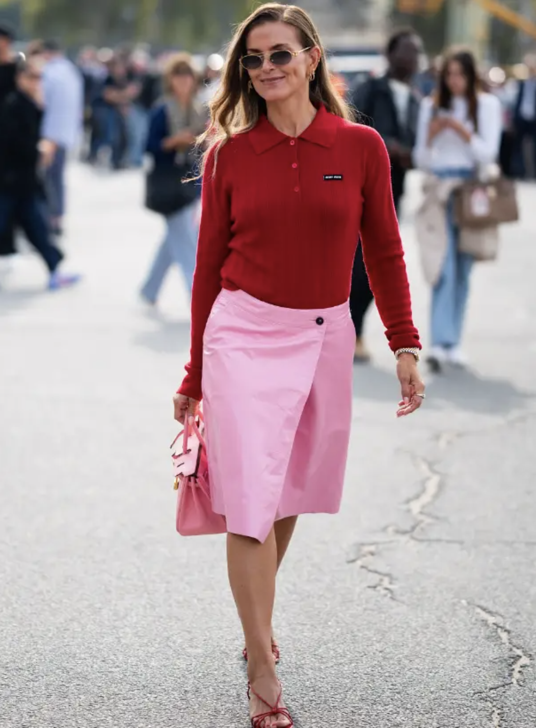 Chẳng cần cầu kỳ, cứ l&ocirc;i &aacute;o dệt kim v&agrave; ch&acirc;n v&aacute;y ra diện l&agrave; giấu nhẹm khuyết điểm, h&oacute;a "n&agrave;ng thơ" trong v&ograve;ng một nốt nhạc! - Ảnh 4.