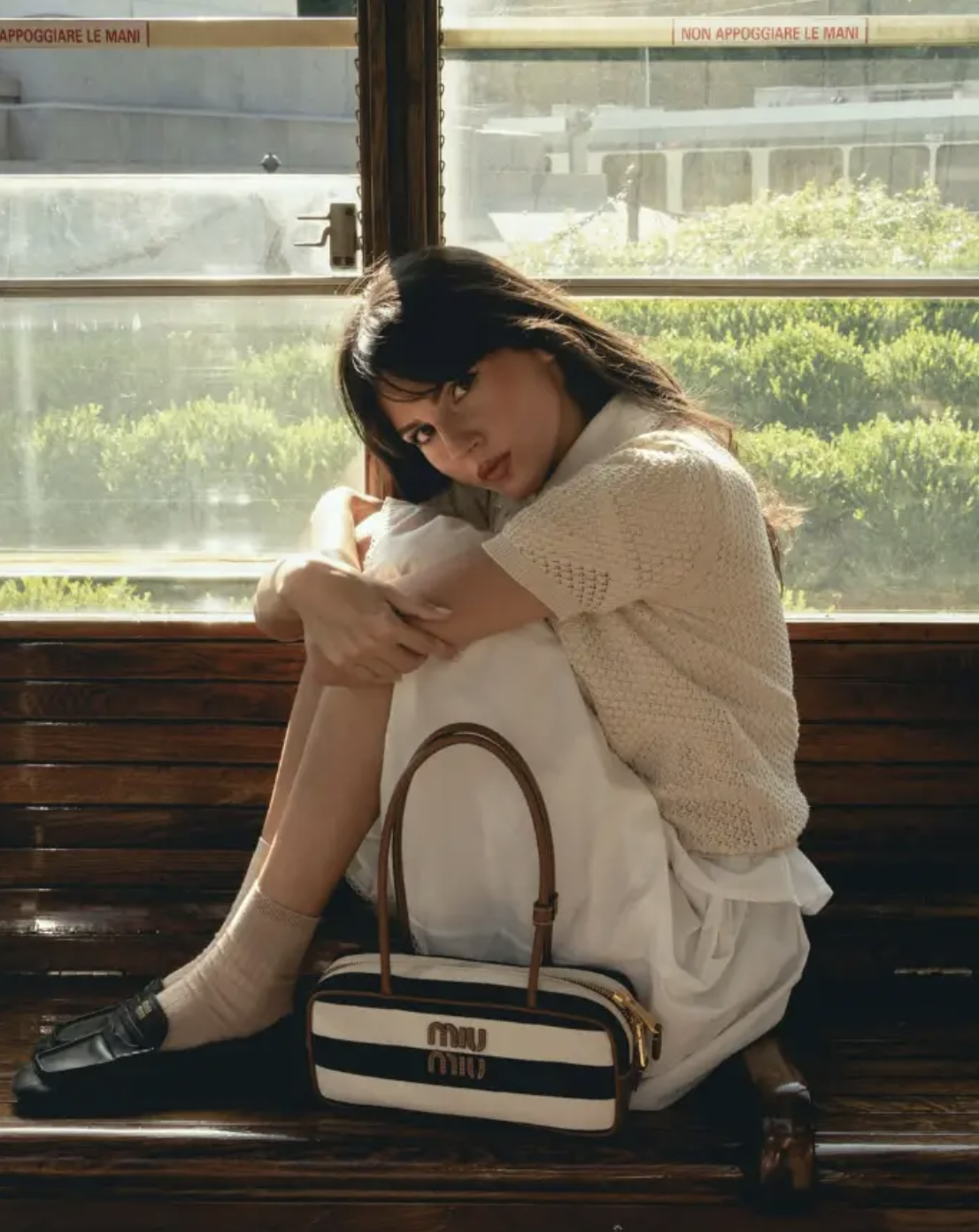 Chẳng cần cầu kỳ, cứ l&ocirc;i &aacute;o dệt kim v&agrave; ch&acirc;n v&aacute;y ra diện l&agrave; giấu nhẹm khuyết điểm, h&oacute;a "n&agrave;ng thơ" trong v&ograve;ng một nốt nhạc! - Ảnh 3.