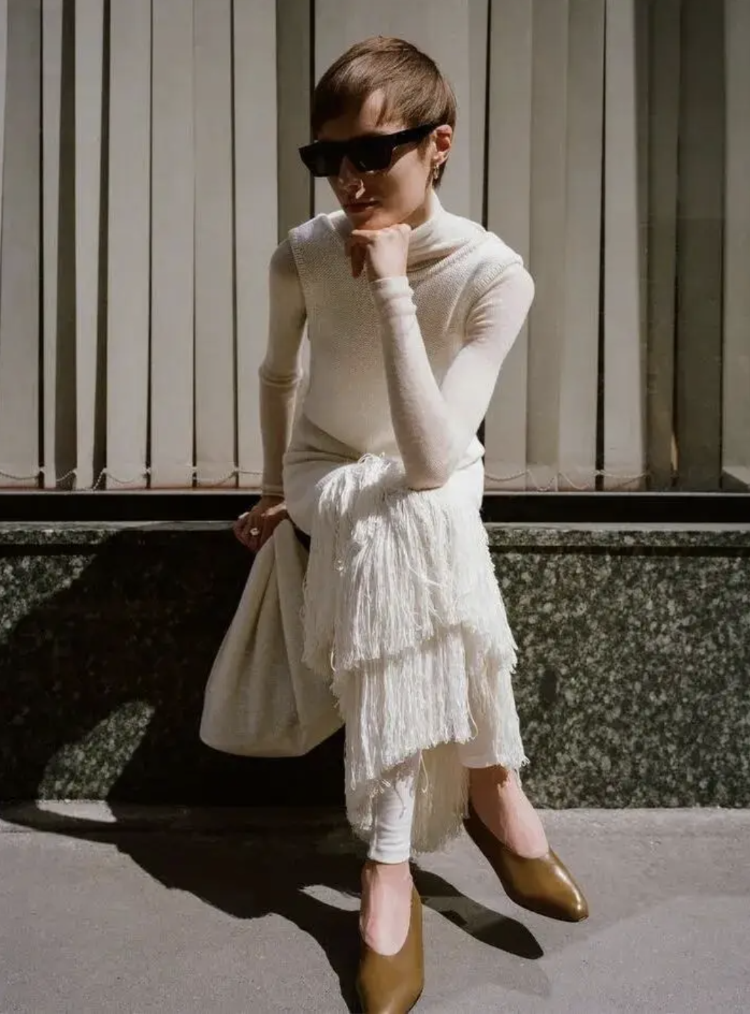 Chẳng cần cầu kỳ, cứ l&ocirc;i &aacute;o dệt kim v&agrave; ch&acirc;n v&aacute;y ra diện l&agrave; giấu nhẹm khuyết điểm, h&oacute;a "n&agrave;ng thơ" trong v&ograve;ng một nốt nhạc! - Ảnh 2.