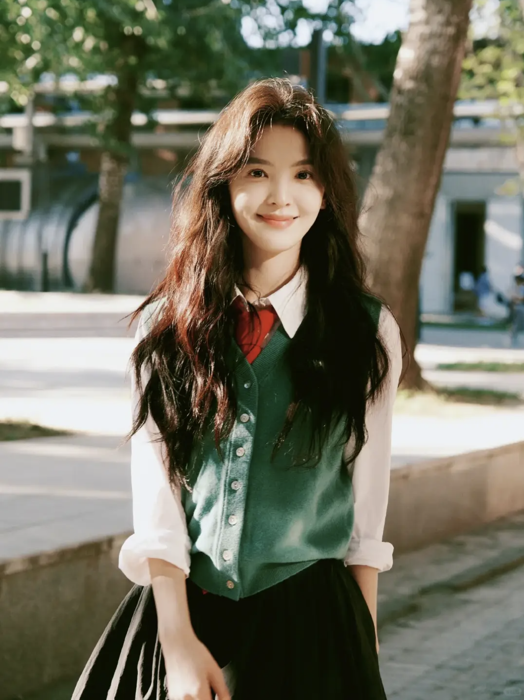 Chẳng cần cầu kỳ, cứ l&ocirc;i &aacute;o dệt kim v&agrave; ch&acirc;n v&aacute;y ra diện l&agrave; giấu nhẹm khuyết điểm, h&oacute;a "n&agrave;ng thơ" trong v&ograve;ng một nốt nhạc! - Ảnh 10.