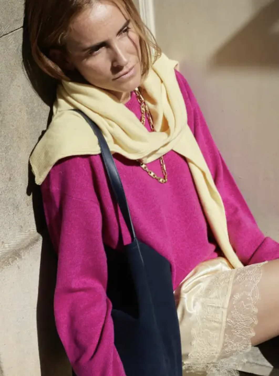 Chẳng cần cầu kỳ, cứ l&ocirc;i &aacute;o dệt kim v&agrave; ch&acirc;n v&aacute;y ra diện l&agrave; giấu nhẹm khuyết điểm, h&oacute;a "n&agrave;ng thơ" trong v&ograve;ng một nốt nhạc! - Ảnh 7.