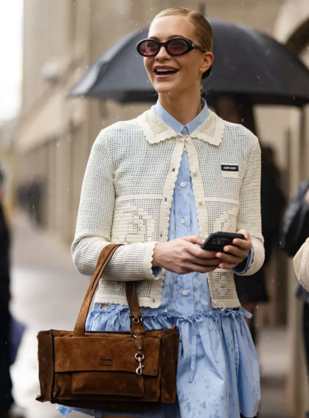 Chẳng cần cầu kỳ, cứ l&ocirc;i &aacute;o dệt kim v&agrave; ch&acirc;n v&aacute;y ra diện l&agrave; giấu nhẹm khuyết điểm, h&oacute;a "n&agrave;ng thơ" trong v&ograve;ng một nốt nhạc! - Ảnh 14.