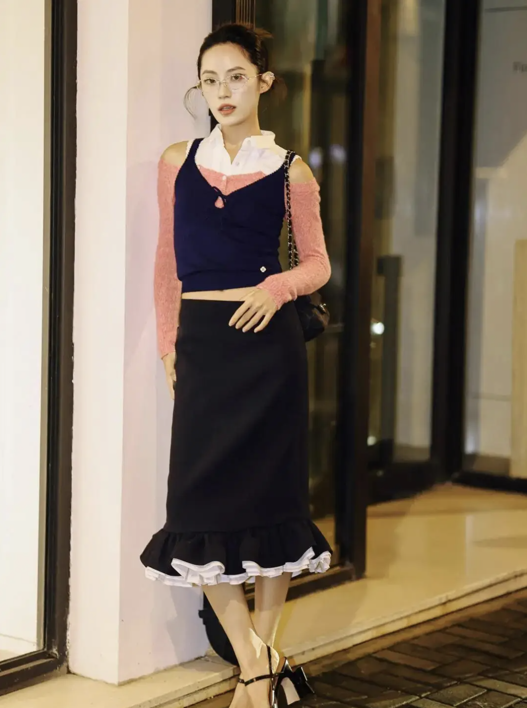 Chẳng cần cầu kỳ, cứ l&ocirc;i &aacute;o dệt kim v&agrave; ch&acirc;n v&aacute;y ra diện l&agrave; giấu nhẹm khuyết điểm, h&oacute;a "n&agrave;ng thơ" trong v&ograve;ng một nốt nhạc! - Ảnh 13.