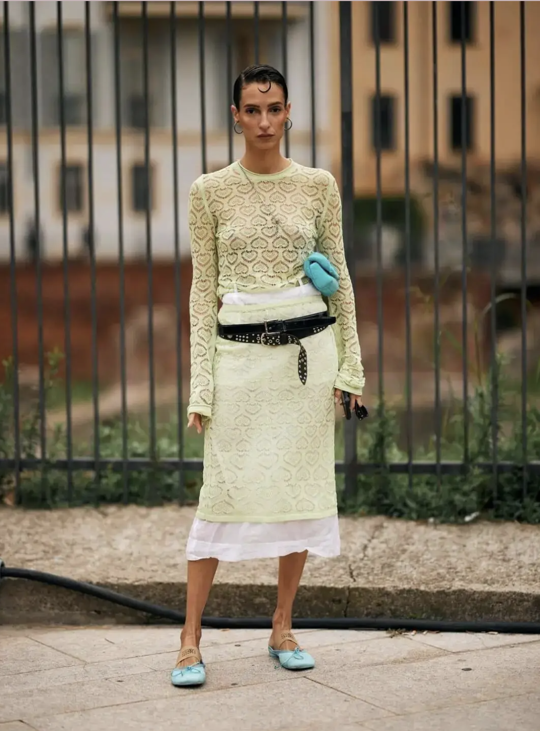 Chẳng cần cầu kỳ, cứ l&ocirc;i &aacute;o dệt kim v&agrave; ch&acirc;n v&aacute;y ra diện l&agrave; giấu nhẹm khuyết điểm, h&oacute;a "n&agrave;ng thơ" trong v&ograve;ng một nốt nhạc! - Ảnh 19.