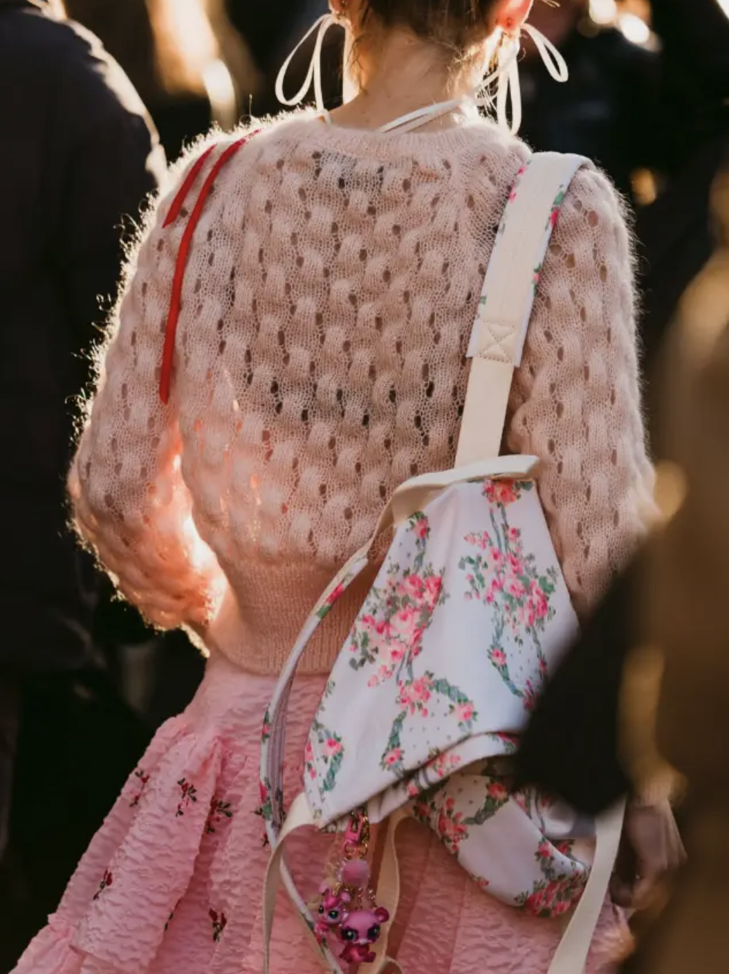 Chẳng cần cầu kỳ, cứ l&ocirc;i &aacute;o dệt kim v&agrave; ch&acirc;n v&aacute;y ra diện l&agrave; giấu nhẹm khuyết điểm, h&oacute;a "n&agrave;ng thơ" trong v&ograve;ng một nốt nhạc! - Ảnh 21.