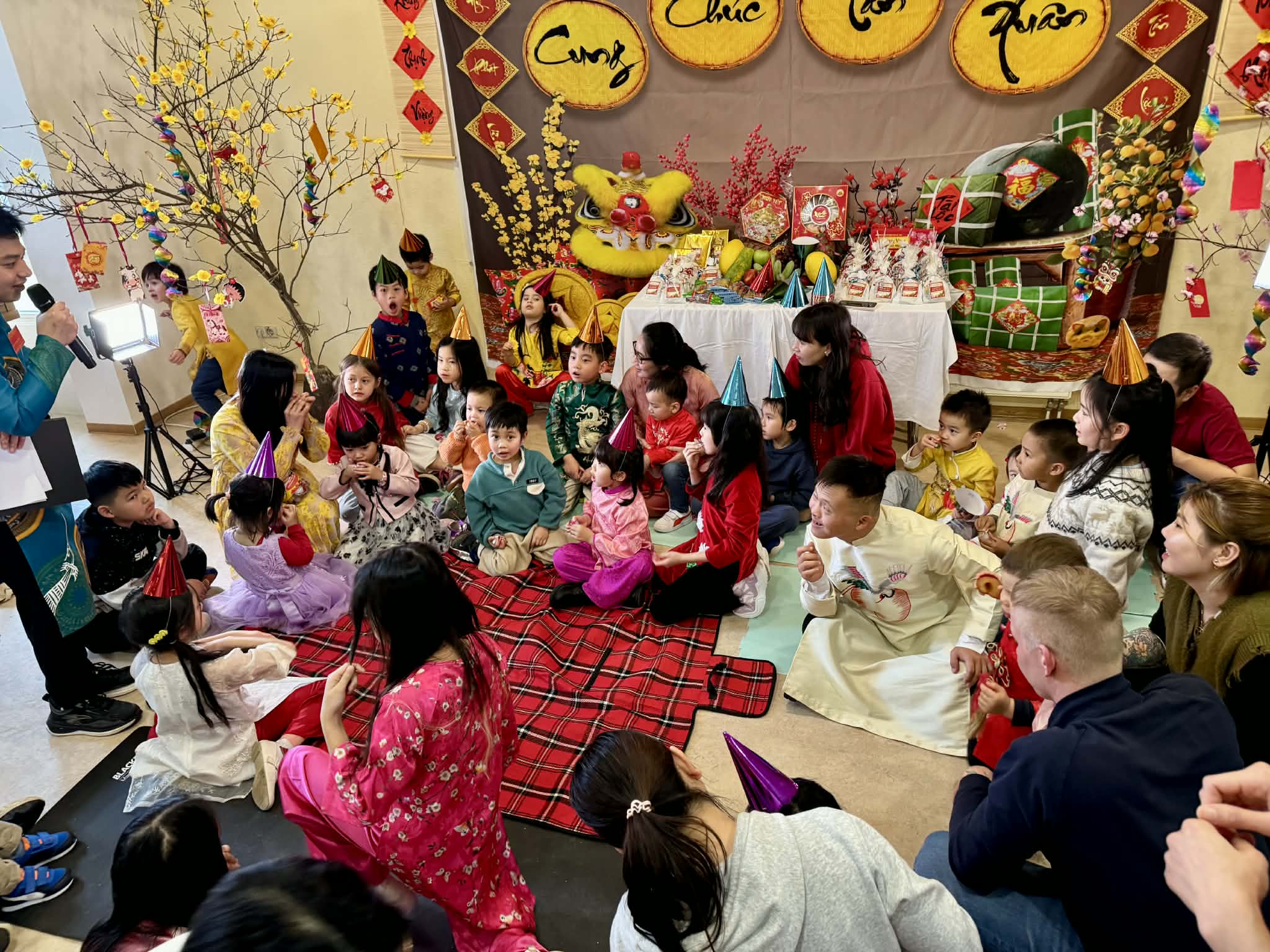 Mẹ 2 con ở trời &Acirc;u l&agrave;m m&oacute;n qu&ecirc; nh&agrave;, dạy con n&oacute;i tiếng Việt v&agrave; giữ trọn hồn Tết Việt Nam giữa m&ugrave;a đ&ocirc;ng xa xứ- Ảnh 5.