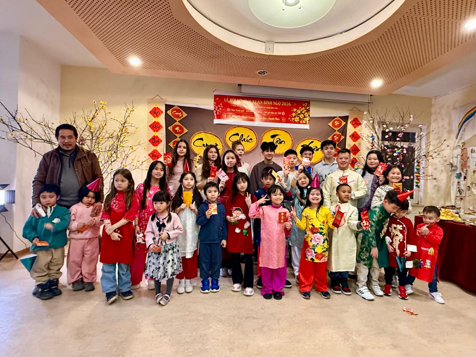 Mẹ 2 con ở trời &Acirc;u l&agrave;m m&oacute;n qu&ecirc; nh&agrave;, dạy con n&oacute;i tiếng Việt v&agrave; giữ trọn hồn Tết Việt Nam giữa m&ugrave;a đ&ocirc;ng xa xứ- Ảnh 6.