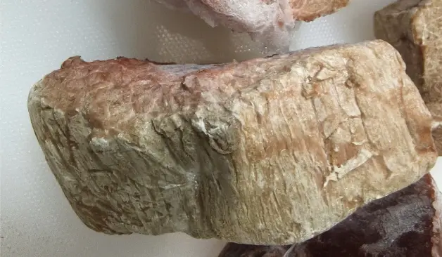 Thịt để tủ đ&aacute; tr&ocirc;ng như thế n&agrave;y tốt nhất n&ecirc;n vứt đi, cho trẻ con ăn c&agrave;ng nguy hiểm! - Ảnh 1.