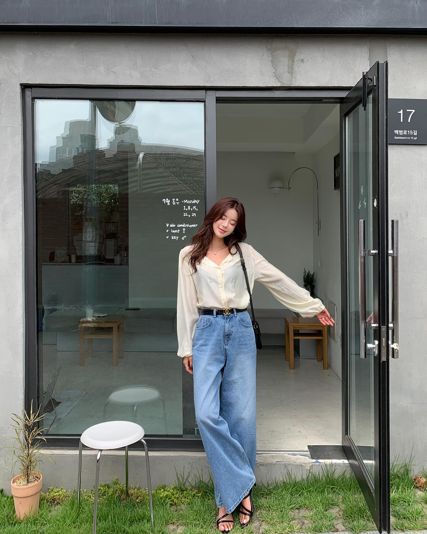 Quần jeans ống rộng - c&aacute;ch phối đồ s&agrave;nh điệu cho m&ugrave;a h&egrave; 2026 - Ảnh 7.