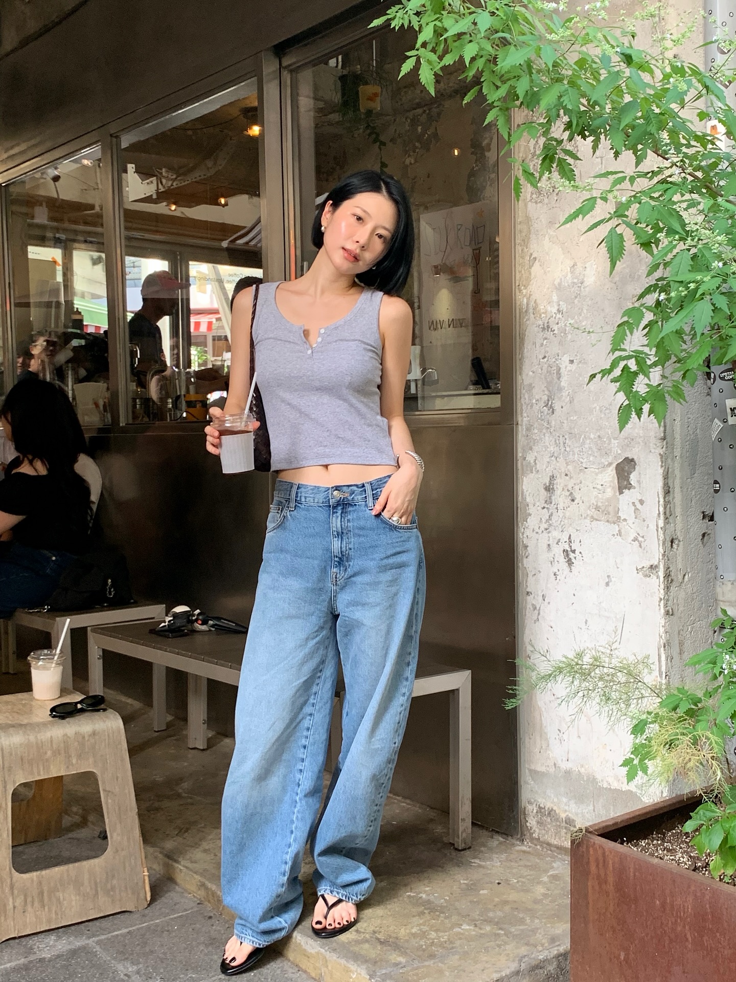 Quần jeans ống rộng - c&aacute;ch phối đồ s&agrave;nh điệu cho m&ugrave;a h&egrave; 2026 - Ảnh 4.