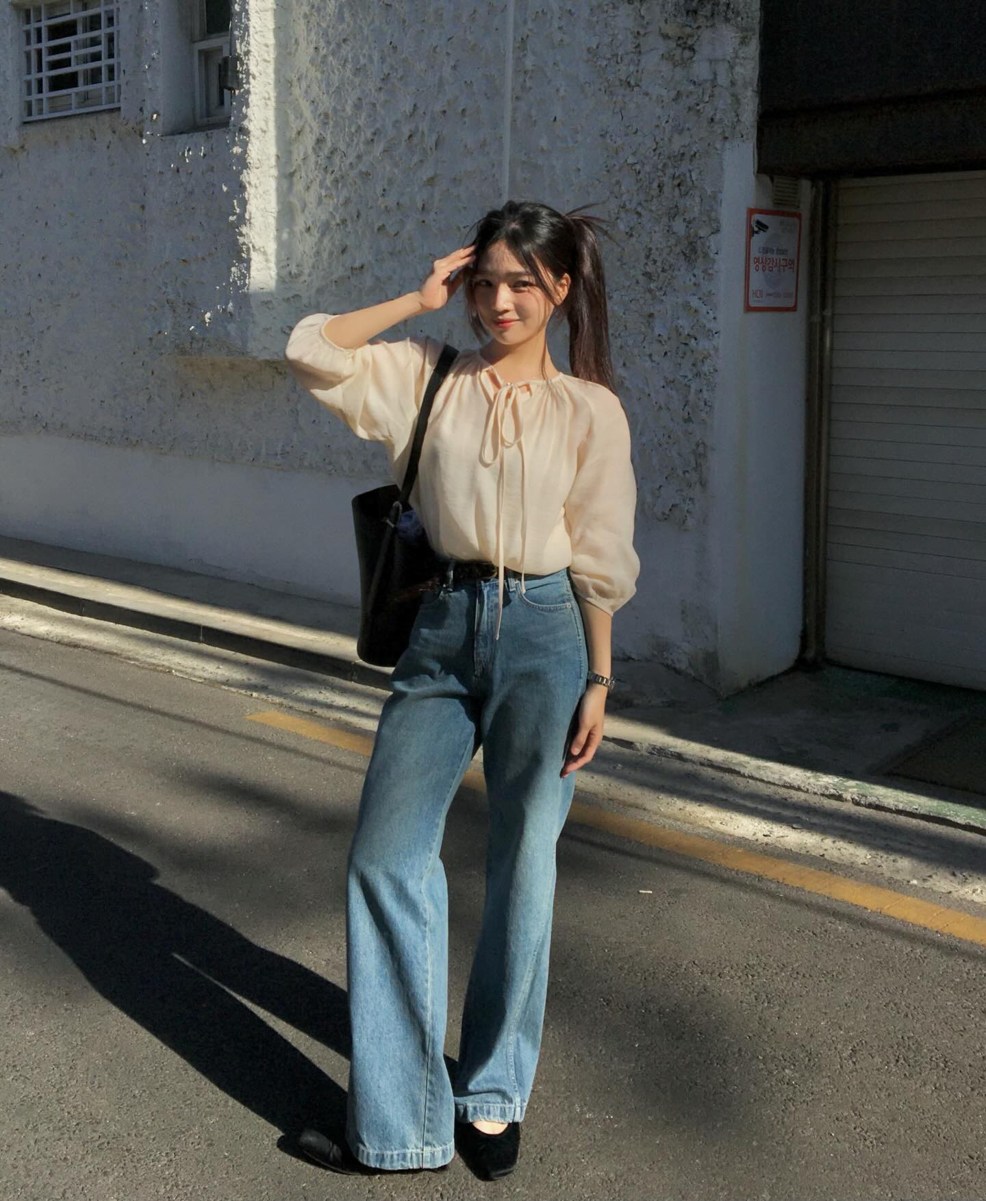 Quần jeans ống rộng - c&aacute;ch phối đồ s&agrave;nh điệu cho m&ugrave;a h&egrave; 2026 - Ảnh 11.