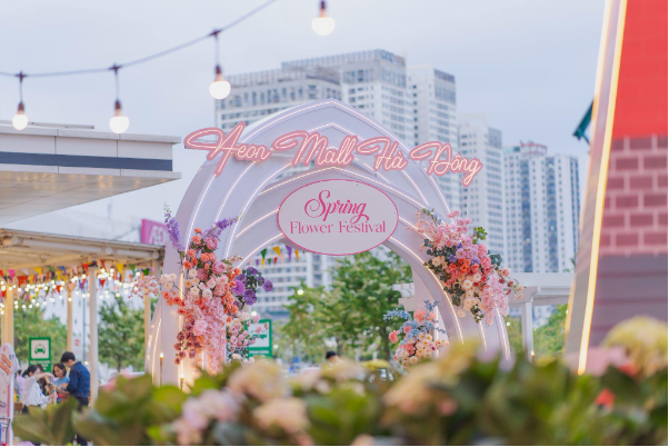 Chẳng cần đi xa để t&igrave;m thấy b&igrave;nh y&ecirc;n: Spring Flower Festival tại AEON MALL H&agrave; Đ&ocirc;ng &ndash; Nơi lưu giữ khoảnh khắc xu&acirc;n th&igrave; cho cả gia đ&igrave;nh - Ảnh 1.