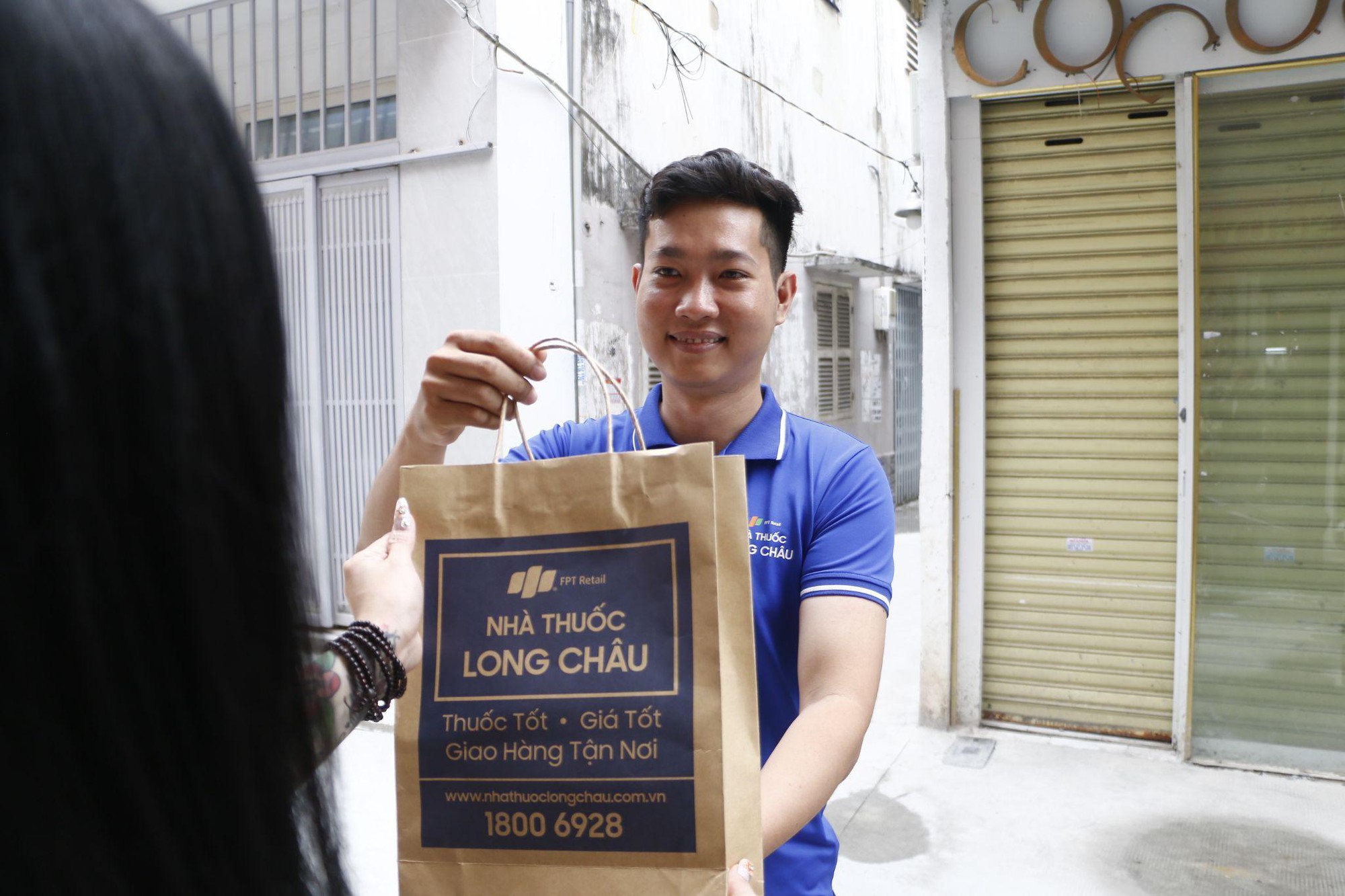 Bất chấp gi&aacute; xăng tăng, Long Ch&acirc;u kh&ocirc;ng tăng gi&aacute; thuốc, miễn ph&iacute; giao h&agrave;ng - Ảnh 2.