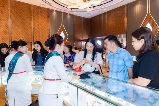 Sau th&agrave;nh c&ocirc;ng tại Hải Ph&ograve;ng, triển l&atilde;m trang sức DOJI Shining Show chuẩn bị đ&ocirc;̉ b&ocirc;̣ Đà Nẵng - Ảnh 3.