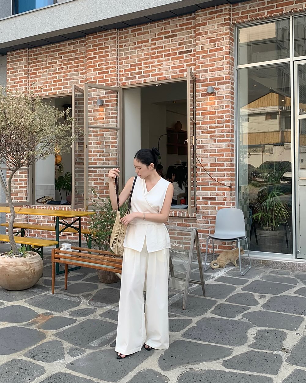 Hè này chị em cứ mặc đồ sáng màu thật nhiều, đảm bảo trẻ ra 5 tuổi- Ảnh 6. Hè này chị em cứ mặc đồ sáng màu thật nhiều, đảm bảo trẻ ra 5 tuổi- Ảnh 6.