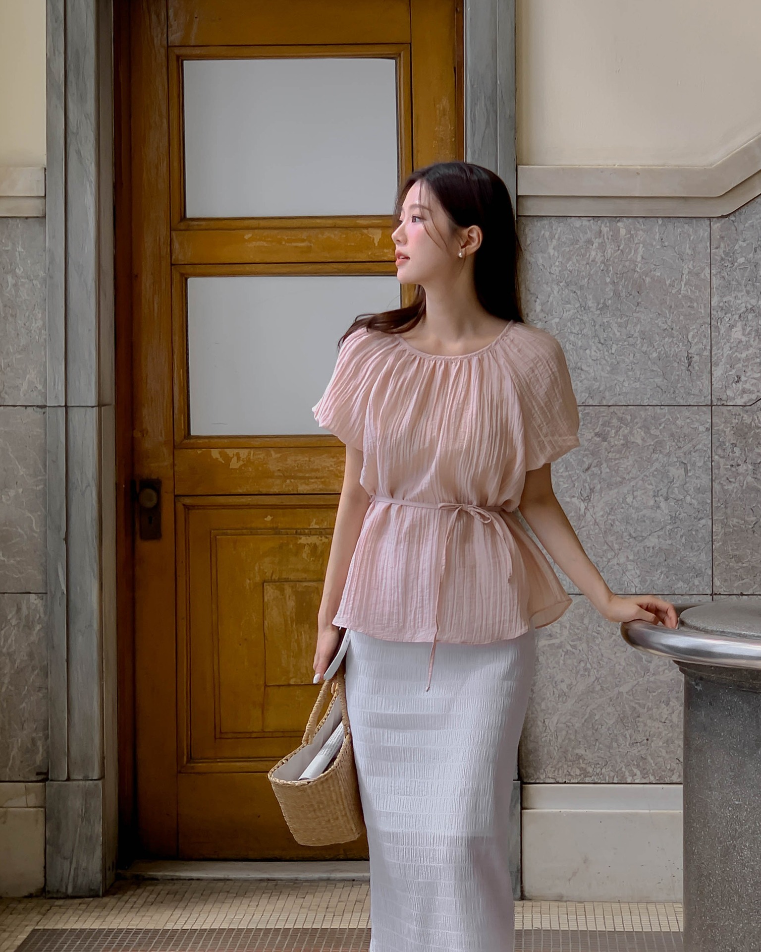 4 mẫu áo mùa hè cứ mặc lên là sang chảnh, chị em không cần mua đồ hiệu vẫn nâng cấp được style- Ảnh 6. 4 mẫu áo mùa hè cứ mặc lên là sang chảnh, chị em không cần mua đồ hiệu vẫn nâng cấp được style- Ảnh 6.