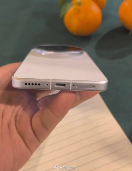 vivo X300 Ultra lộ diện hoàn toàn trong ảnh thực tế với chip Snapdragon 8 Elite Gen 5- Ảnh 2. vivo X300 Ultra lộ diện hoàn toàn trong ảnh thực tế với chip Snapdragon 8 Elite Gen 5- Ảnh 2.