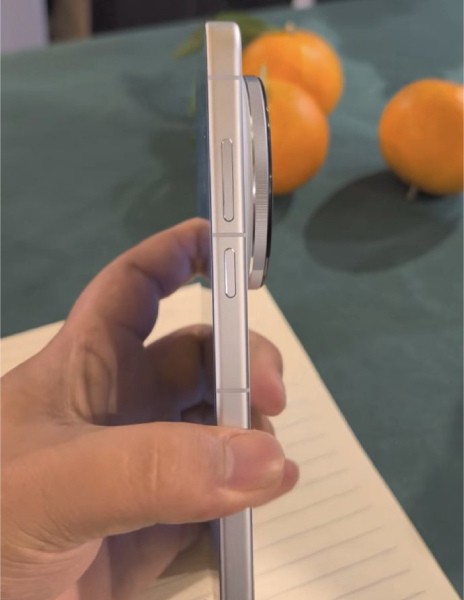 vivo X300 Ultra lộ diện hoàn toàn trong ảnh thực tế với chip Snapdragon 8 Elite Gen 5- Ảnh 3. vivo X300 Ultra lộ diện hoàn toàn trong ảnh thực tế với chip Snapdragon 8 Elite Gen 5- Ảnh 3.