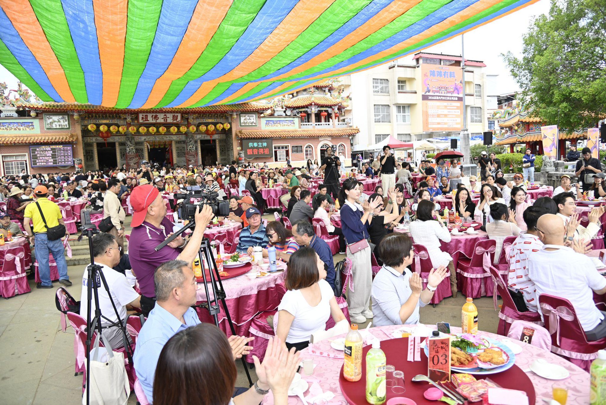 Du kh&aacute;ch Việt h&agrave;o hứng trải nghiệm văn h&oacute;a tiệc cỗ tại ch&ugrave;a Zizhu - Đ&agrave;i Loan - Ảnh 1.