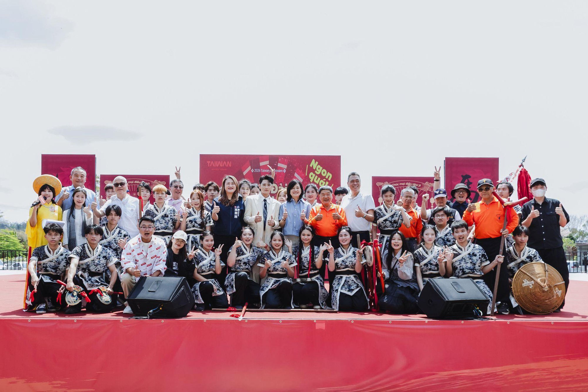 Du kh&aacute;ch Việt h&agrave;o hứng trải nghiệm văn h&oacute;a tiệc cỗ tại ch&ugrave;a Zizhu - Đ&agrave;i Loan - Ảnh 2.