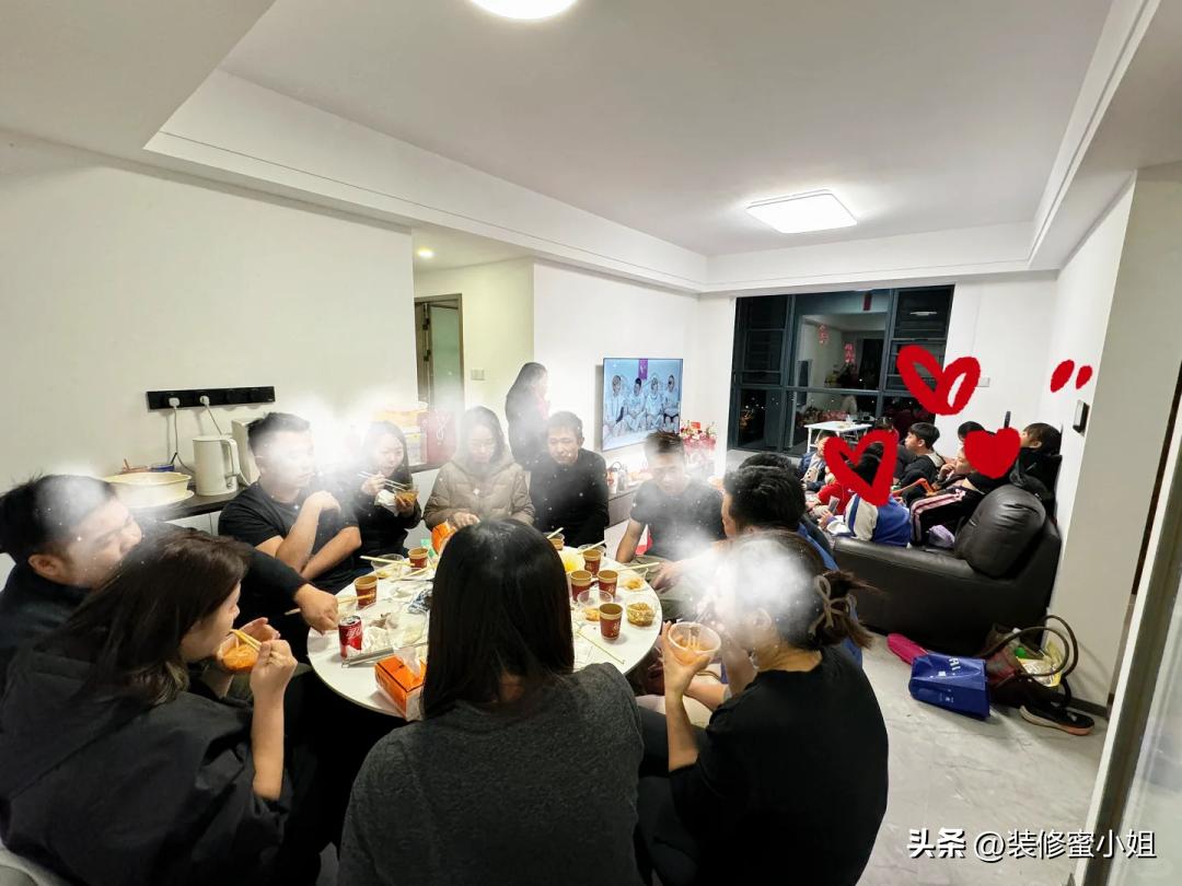 Vợ t&ocirc;i cương quyết kh&ocirc;ng đặt b&agrave;n ăn trong ph&ograve;ng ăn: Quyết định tưởng v&ocirc; l&yacute; nhưng lại khiến ng&ocirc;i nh&agrave; rộng r&atilde;i v&agrave; tiện nghi hơn hẳn - Ảnh 2.