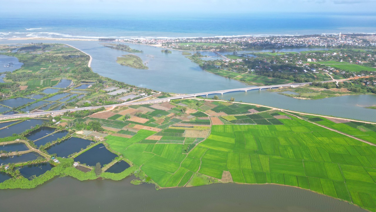 Quảng Ng&atilde;i: Từ thủ phủ c&ocirc;ng nghiệp miền Trung đến điểm s&aacute;ng hạ tầng đ&ocirc; thị v&agrave; dịch vụ - Ảnh 3.