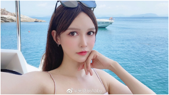 C&ocirc; g&aacute;i cao 1m80 bị &eacute;p dao k&eacute;o từ năm 14 tuổi, hơn 300 lần phẫu thuật: Gương mặt hiện tại thế n&agrave;o? - Ảnh 1.