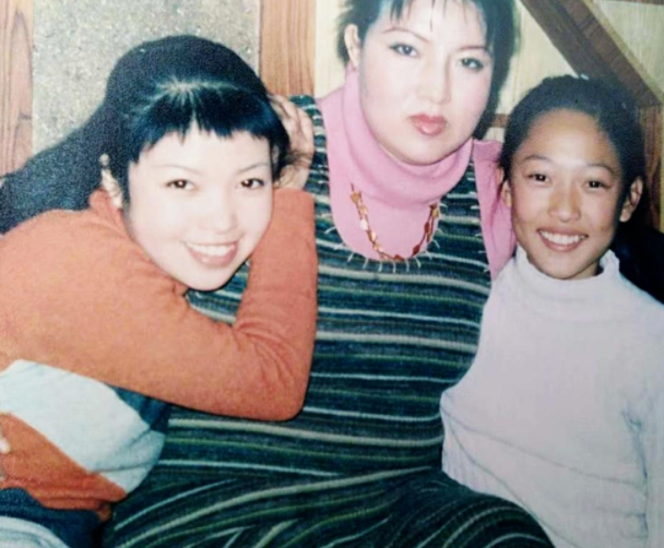 C&ocirc; g&aacute;i cao 1m80 bị &eacute;p dao k&eacute;o từ năm 14 tuổi, hơn 300 lần phẫu thuật: Gương mặt hiện tại thế n&agrave;o? - Ảnh 2.