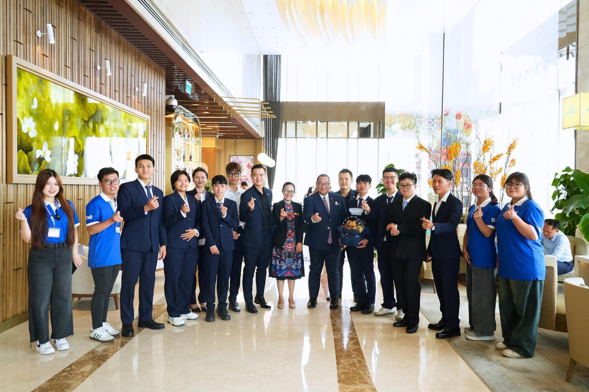 Cử nh&acirc;n Anh Quốc Gloucestershire Vietnam: Từ học thực tiễn đến sự nghiệp to&agrave;n cầu - Ảnh 3.