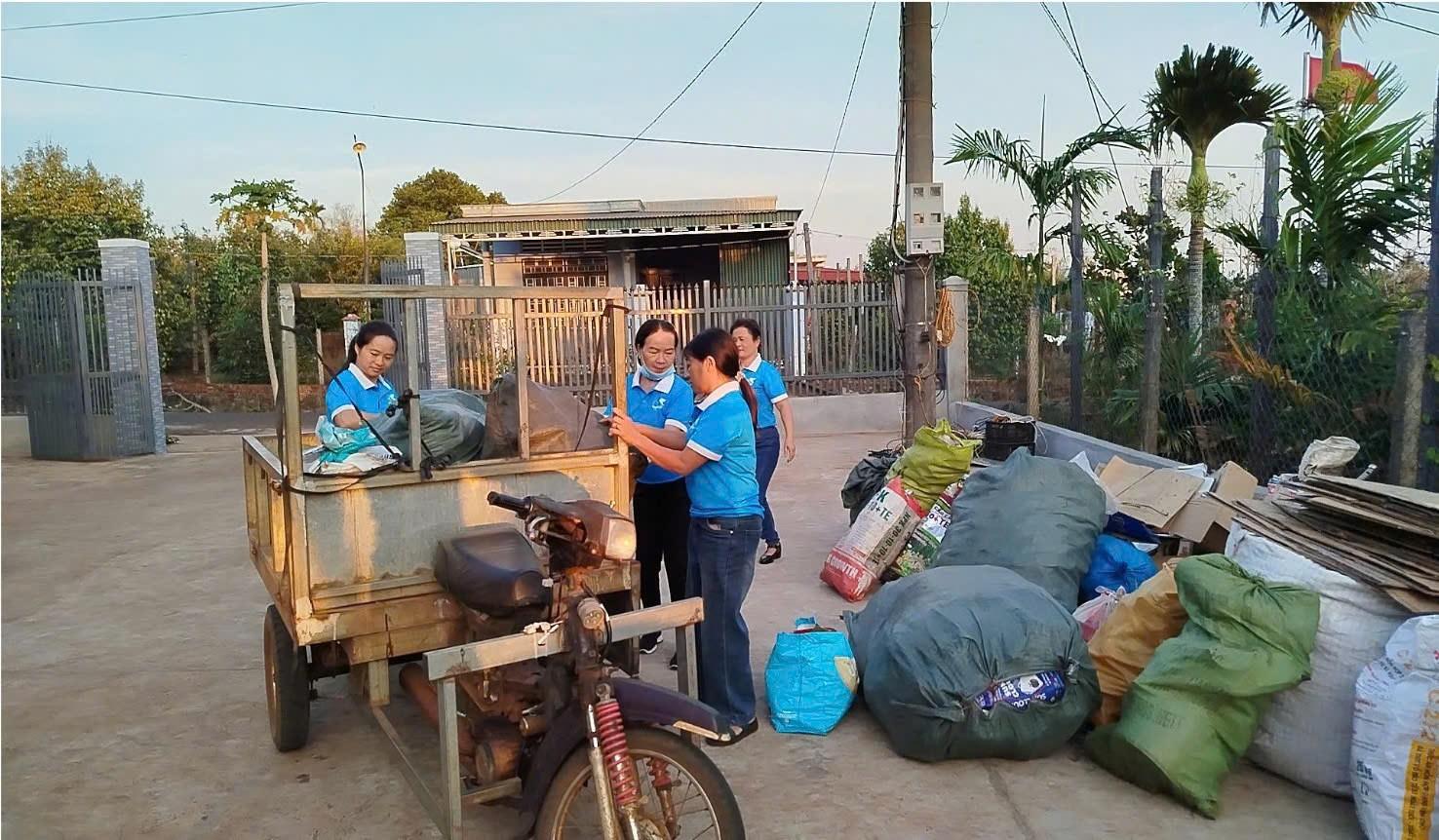 Chuyện phụ nữ biến &ldquo;r&aacute;c&rdquo; th&agrave;nh sinh kế- Ảnh 2.