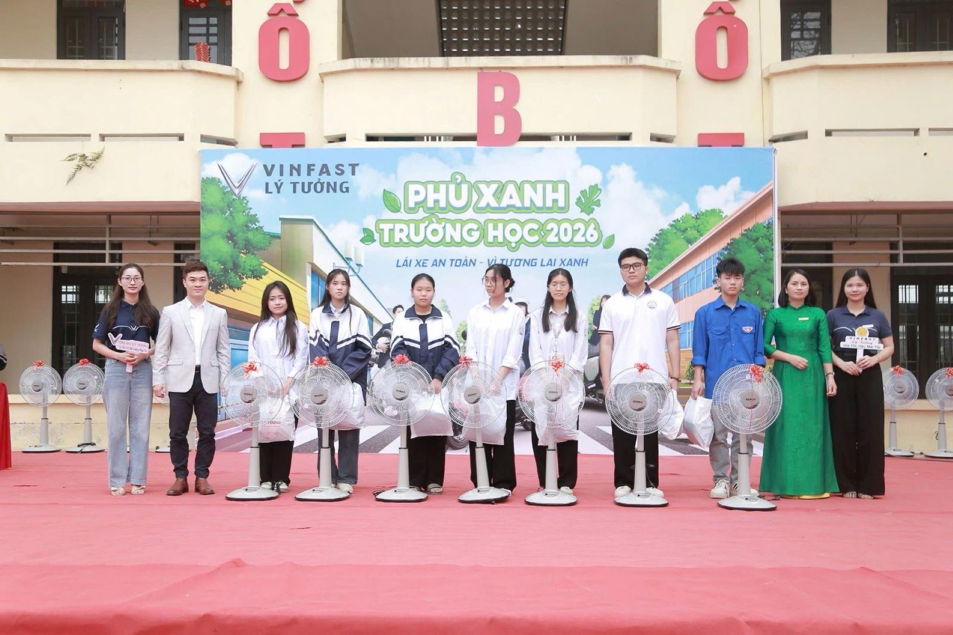 Chuỗi sự kiện &ldquo;Phủ xanh trường học 2026&rdquo;: Học sinh H&agrave; Nội trải nghiệm xe điện VinFast, lan tỏa th&ocirc;ng điệp sống xanh- Ảnh 4.
