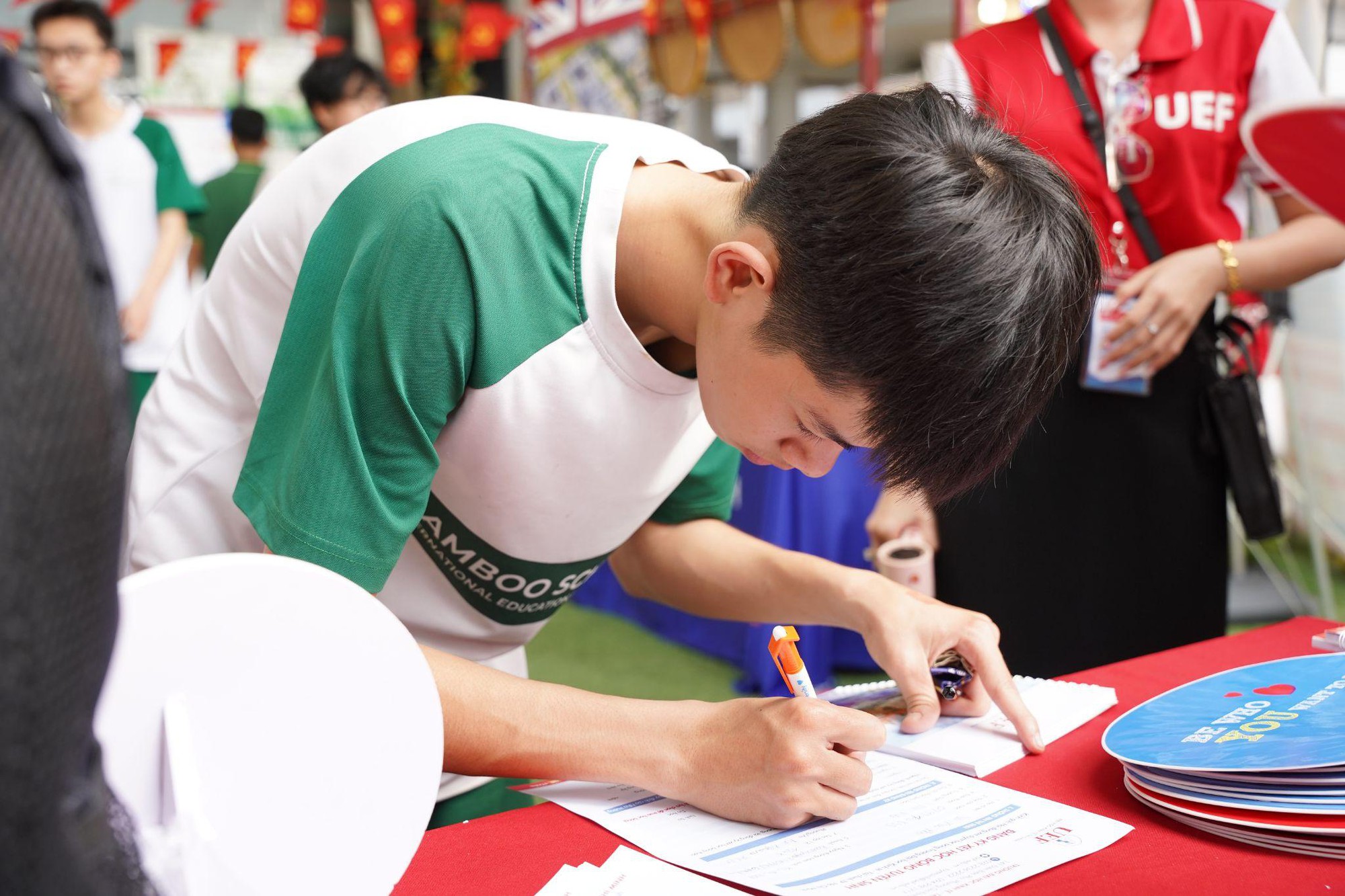 Điểm danh c&aacute;c ng&agrave;nh học thu h&uacute;t 2k8 x&eacute;t học bổng sớm v&agrave;o UEF- Ảnh 2.