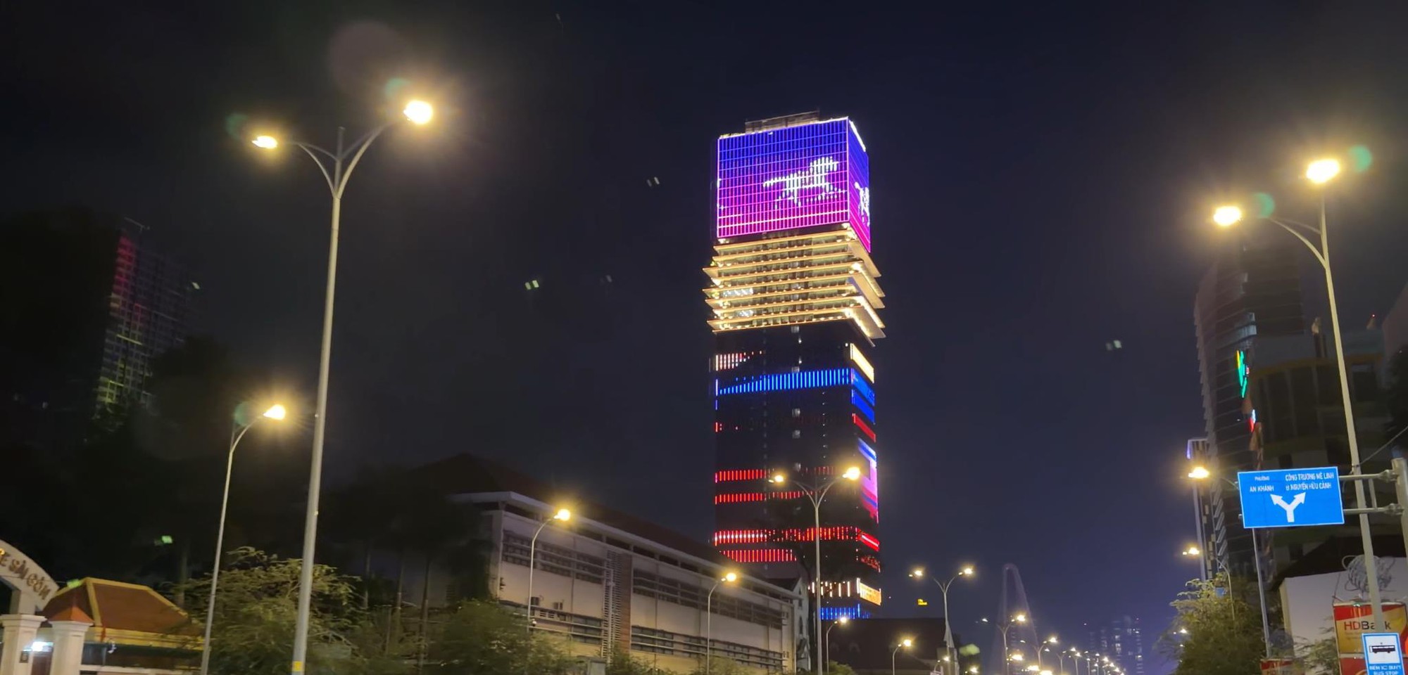 M&atilde;n nh&atilde;n với c&ocirc;ng tr&igrave;nh LED 3D tr&ecirc;n t&ograve;a nh&agrave; 55 tầng- Ảnh 1.