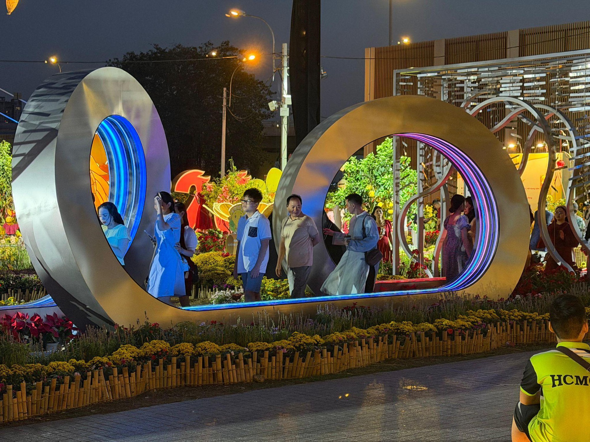 M&atilde;n nh&atilde;n với c&ocirc;ng tr&igrave;nh LED 3D tr&ecirc;n t&ograve;a nh&agrave; 55 tầng- Ảnh 3.