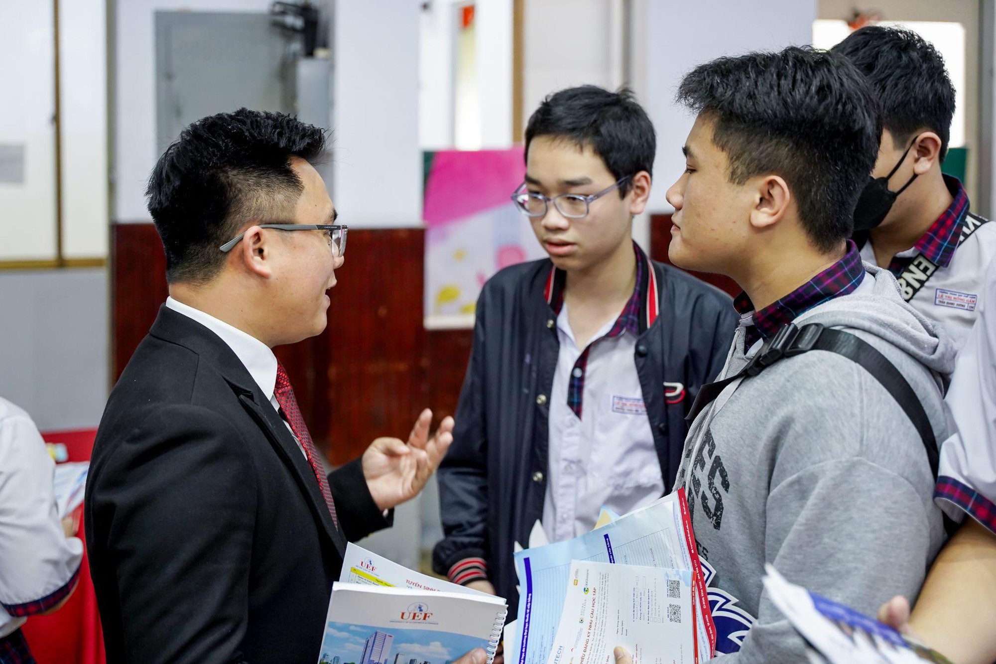 Điểm danh c&aacute;c ng&agrave;nh học thu h&uacute;t 2k8 x&eacute;t học bổng sớm v&agrave;o UEF- Ảnh 4.