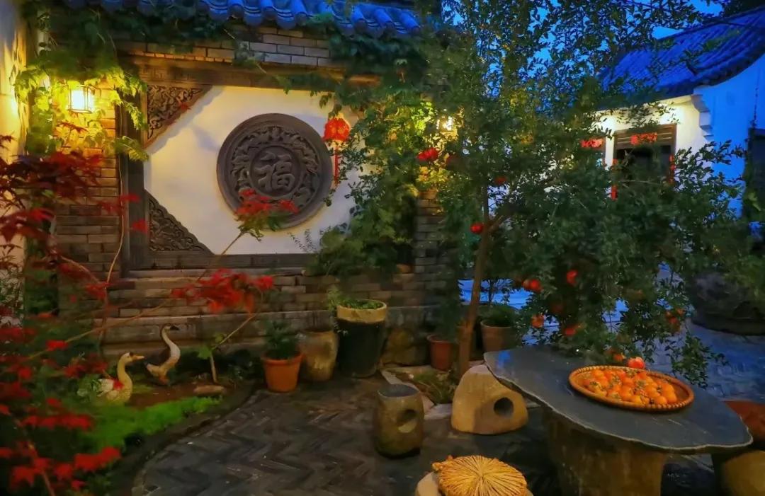 Bỏ phố về qu&ecirc;, người đ&agrave;n &ocirc;ng cải tạo s&acirc;n 100m&sup2; đẹp suốt 4 m&ugrave;a: Kh&ocirc;ng cần gi&agrave;u vẫn sống an y&ecirc;n - Ảnh 2.