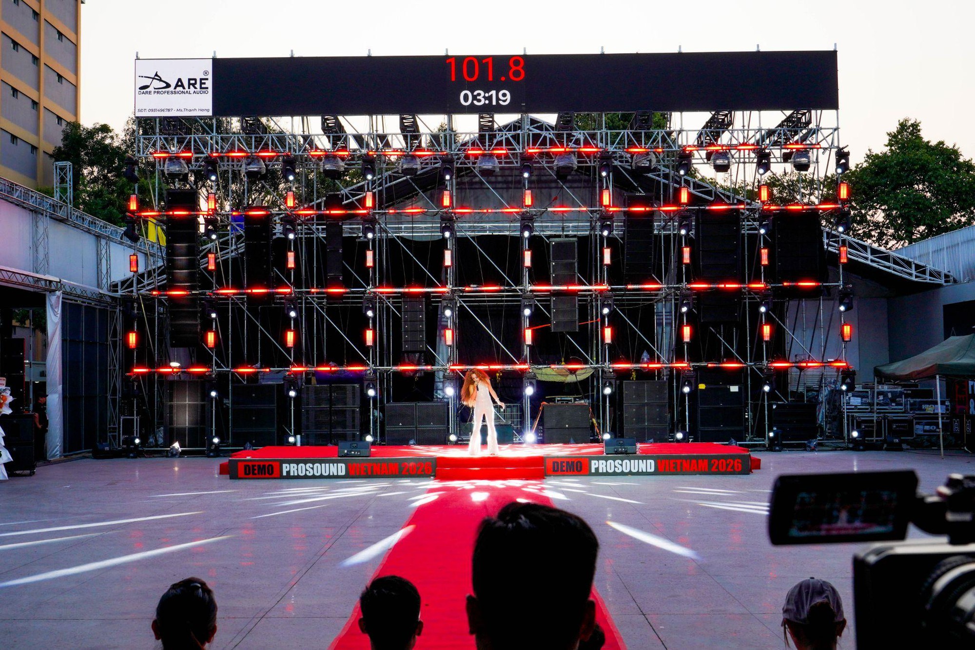 Cận cảnh hệ thống loa array v&agrave; cục đẩy c&ocirc;ng suất tại gian h&agrave;ng PVSOUND ở Triển l&atilde;m &Acirc;m Thanh & &Aacute;nh S&aacute;ng 2026- Ảnh 1.