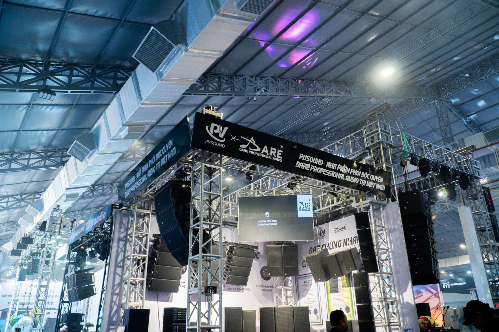 Cận cảnh hệ thống loa array v&agrave; cục đẩy c&ocirc;ng suất tại gian h&agrave;ng PVSOUND ở Triển l&atilde;m &Acirc;m Thanh & &Aacute;nh S&aacute;ng 2026- Ảnh 2.