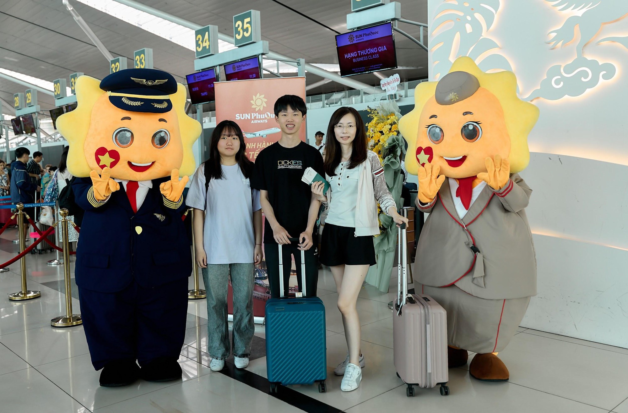Kh&aacute;ch Đ&agrave;i review chuyến bay quốc tế đầu ti&ecirc;n của Sun PhuQuoc Airways - Ảnh 2.