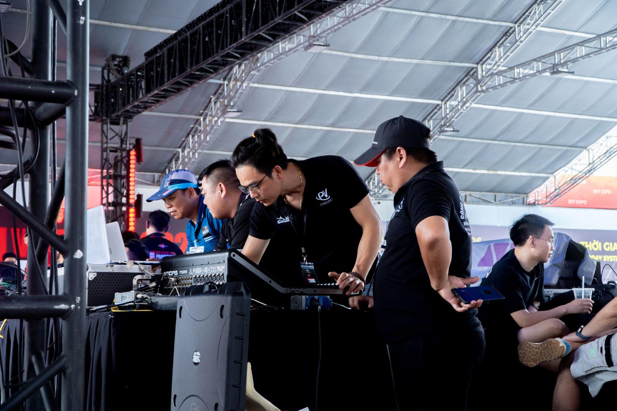 Cận cảnh hệ thống loa array v&agrave; cục đẩy c&ocirc;ng suất tại gian h&agrave;ng PVSOUND ở Triển l&atilde;m &Acirc;m Thanh & &Aacute;nh S&aacute;ng 2026- Ảnh 3.