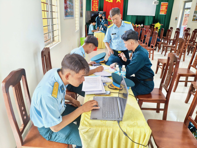 Tiểu đoàn Huấn luyện chiến sĩ mới 2, Trung đoàn 274, Sư đoàn 377 tổ chức tiếp nhận chiến sĩ mới năm 2026 - Ảnh 4.