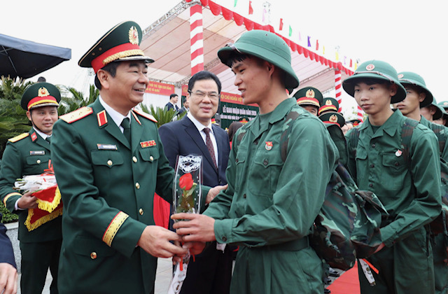 Đại tướng Phan Văn Giang gửi trọn niềm tin tới tuổi trẻ Cao Bằng trong ng&agrave;y nhập ngũ - Ảnh 6.