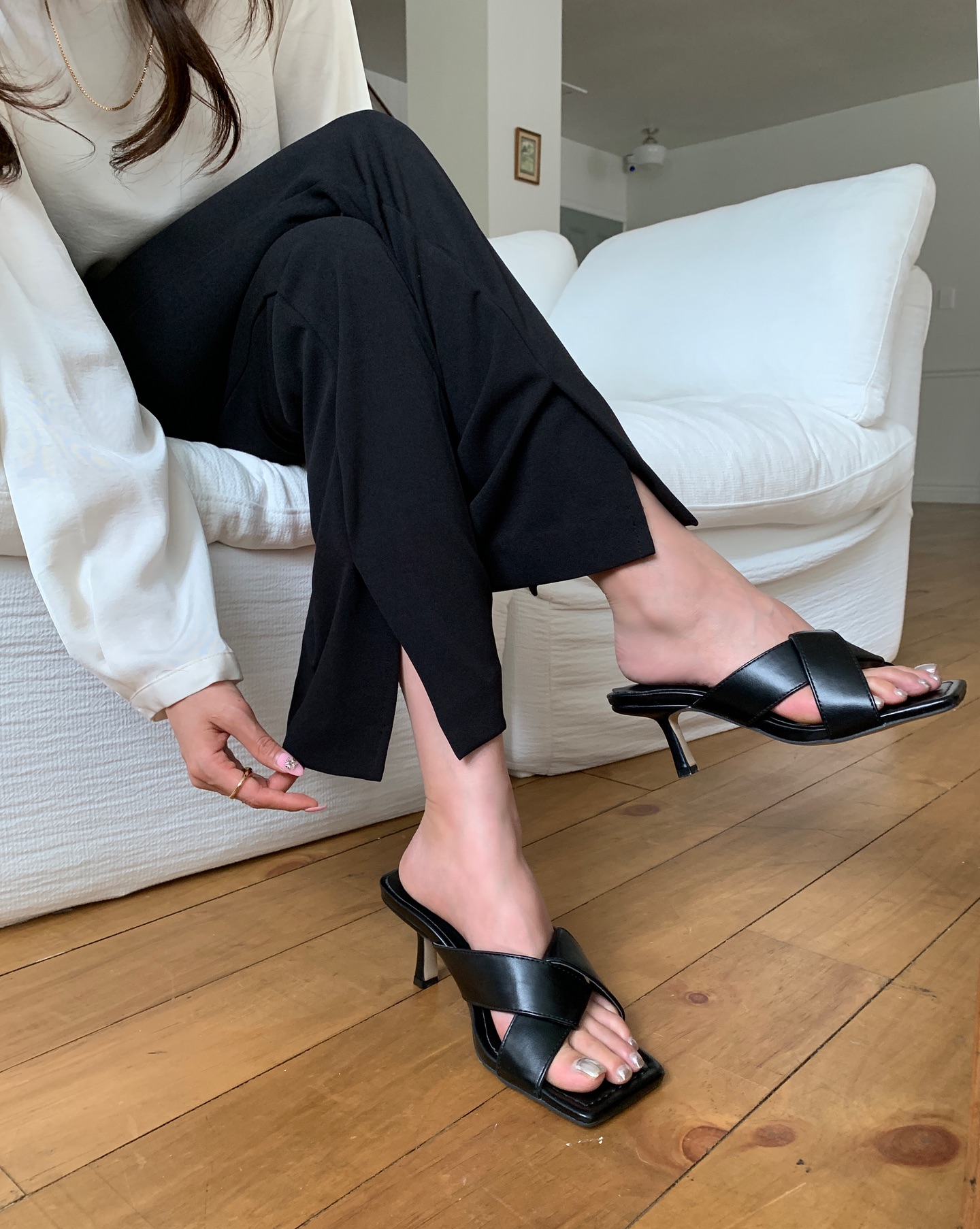 Chị em n&ecirc;n tham khảo dần 4 xu hướng sandal của m&ugrave;a h&egrave; 2026: To&agrave;n kiểu xinh xắn, dễ kết hợp- Ảnh 7.