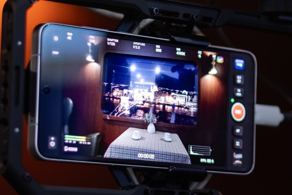 Lộ diện Vivo X300 Ultra: M&agrave;n h&igrave;nh phẳng 2K+ si&ecirc;u mỏng viền, camera k&eacute;p 200MP, quay 4K 120fps Dolby Vision - Ảnh 2.