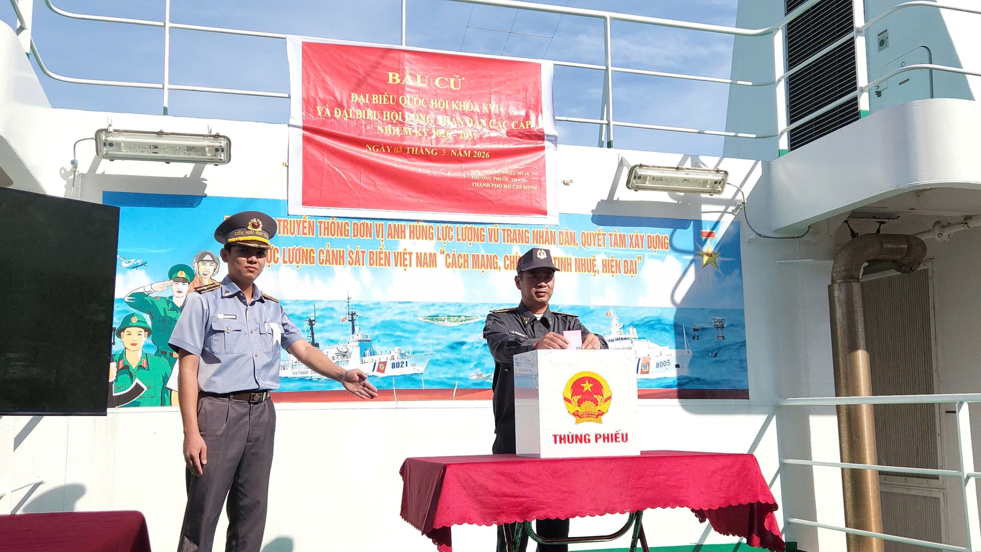 Lực lượng đang l&agrave;m nhiệm vụ tr&ecirc;n v&ugrave;ng biển chủ quyền của Tổ quốc thực hiện bầu cử sớm- Ảnh 4.